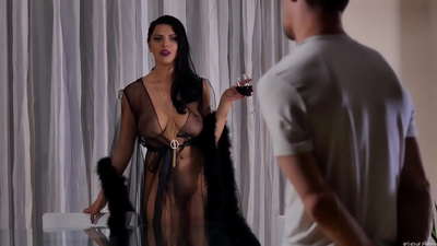 Slut Kira Sarauniya ta gayyaci maƙwabcinta don shan shayi kuma ta yi lalata da shi a kan teburin cin abinci