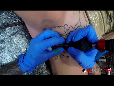 ❤️ Sully Savage mai tsananin jarfa ta yi tattoo a kan kwarin ta ☑ Batsa na dubura ❌